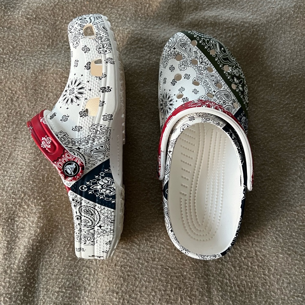 Crocs Bandana Print clogs